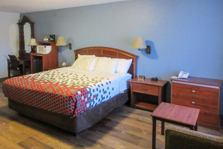Pet Friendly Econo Lodge Inn and Suites Manitou Springs