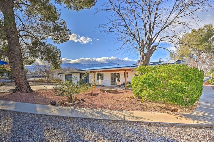 Pet Friendly 3BR Gem with Treehouse in Cottonwood