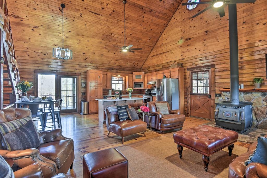 Pet Friendly Luxury Log Cabin with 5 Private Acres