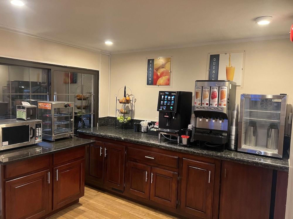 Best Western Woodbury Inn Pet Policy