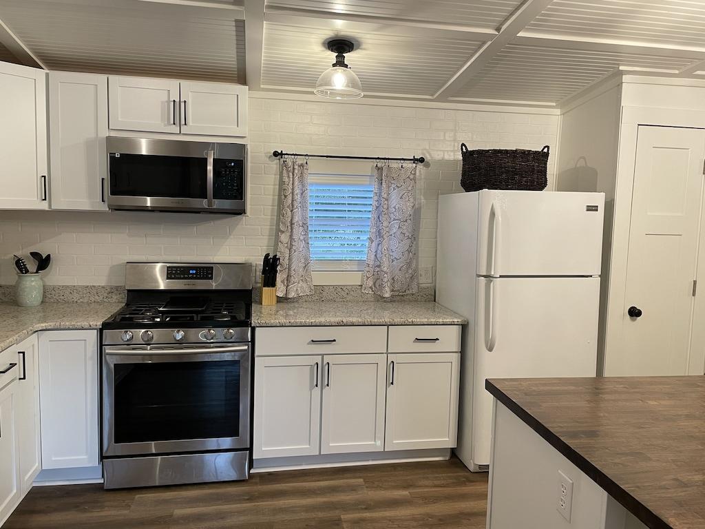 Pet Friendly Charming 2BR Minutes from Fort Polk with Yard