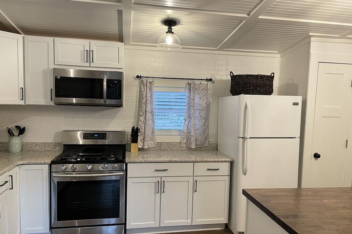 Pet Friendly Charming 2BR Minutes from Fort Polk with Yard