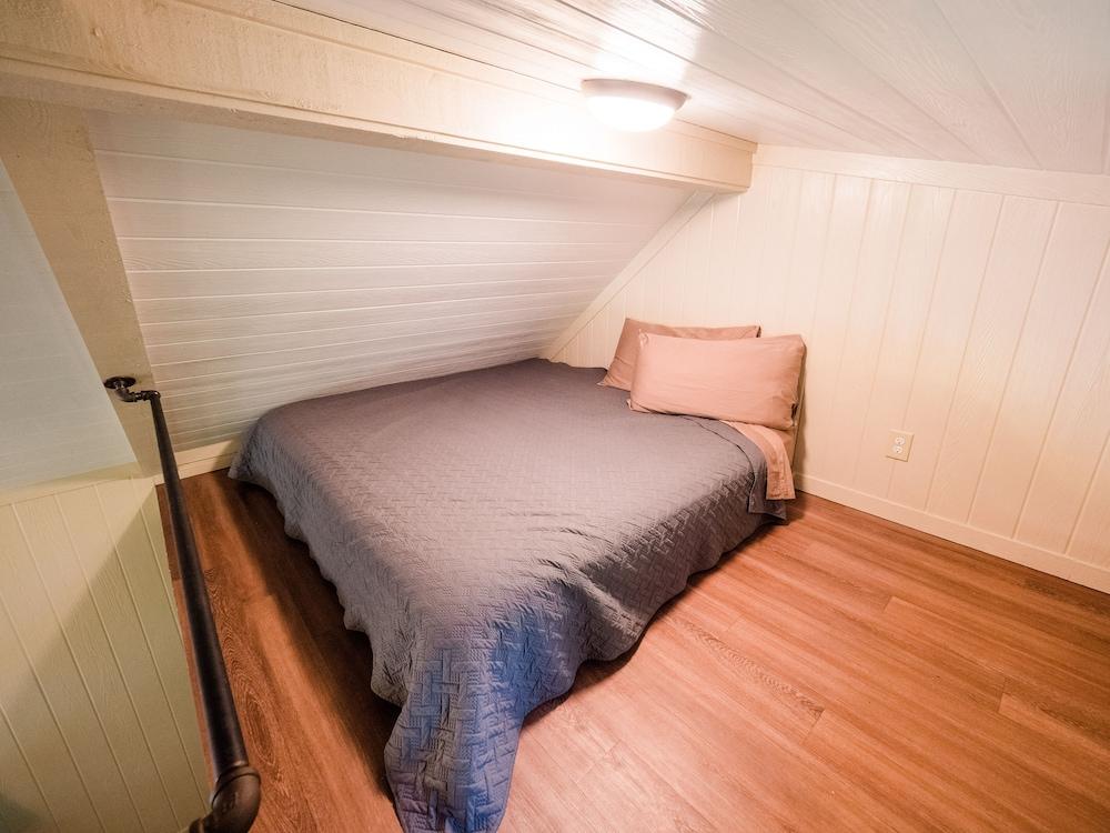 Pet Friendly Whitewright Tiny House Cabins
