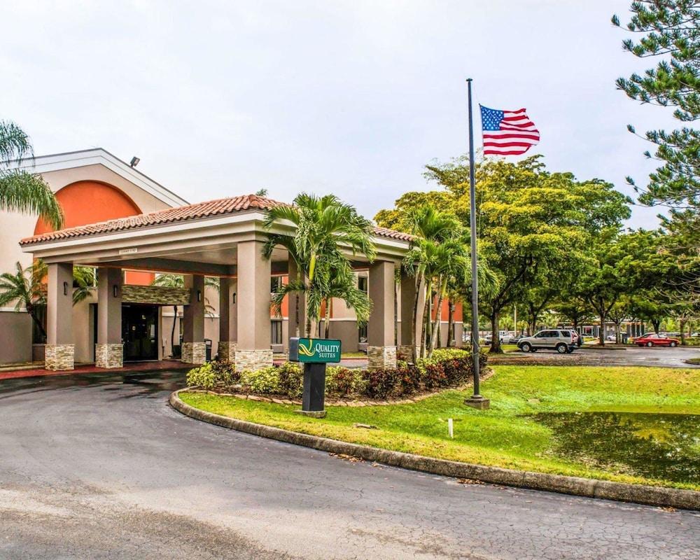 Pet Friendly Quality Suites Fort Myers - I-75