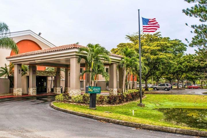 Pet Friendly Quality Suites Fort Myers - I-75