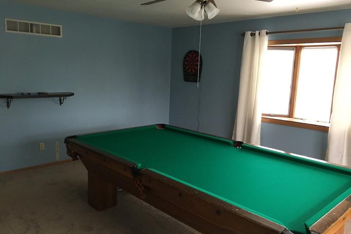 Pet Friendly Beautiful 4-Bedroom House with Pool Table