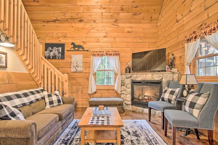 Pet Friendly Rustic Cabin with Fireplace & Resort Amenities