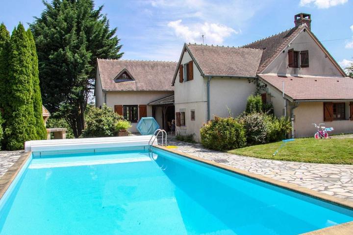 Pet Friendly Delightful Holiday Home with Large Private Pool