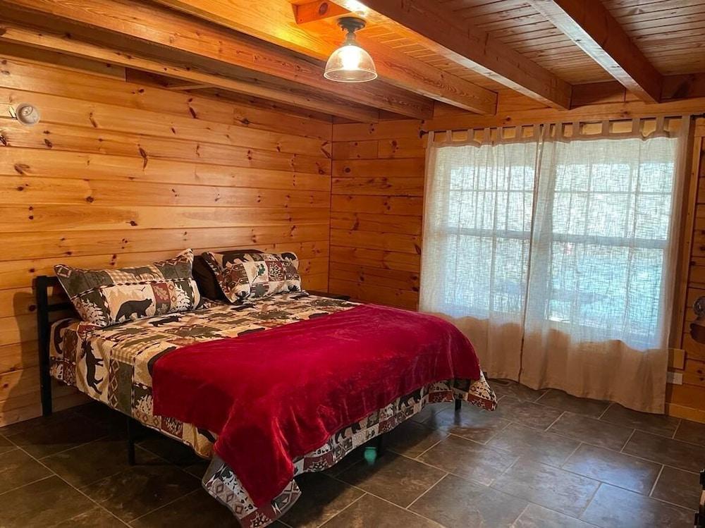 Pet Friendly River Road Cabin Minutes from Tellico Plains