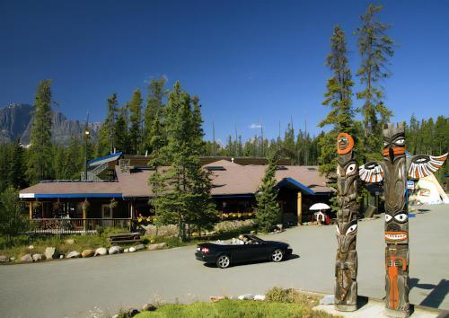 Pet Friendly Sunwapta Falls Rocky Mountain Lodge
