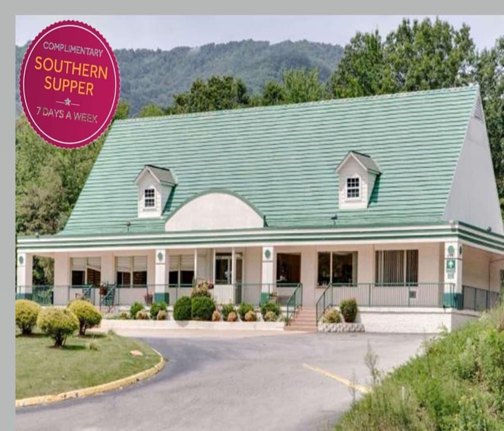 Pet Friendly Days Inn Asheville West - Southern Supper Us on Us