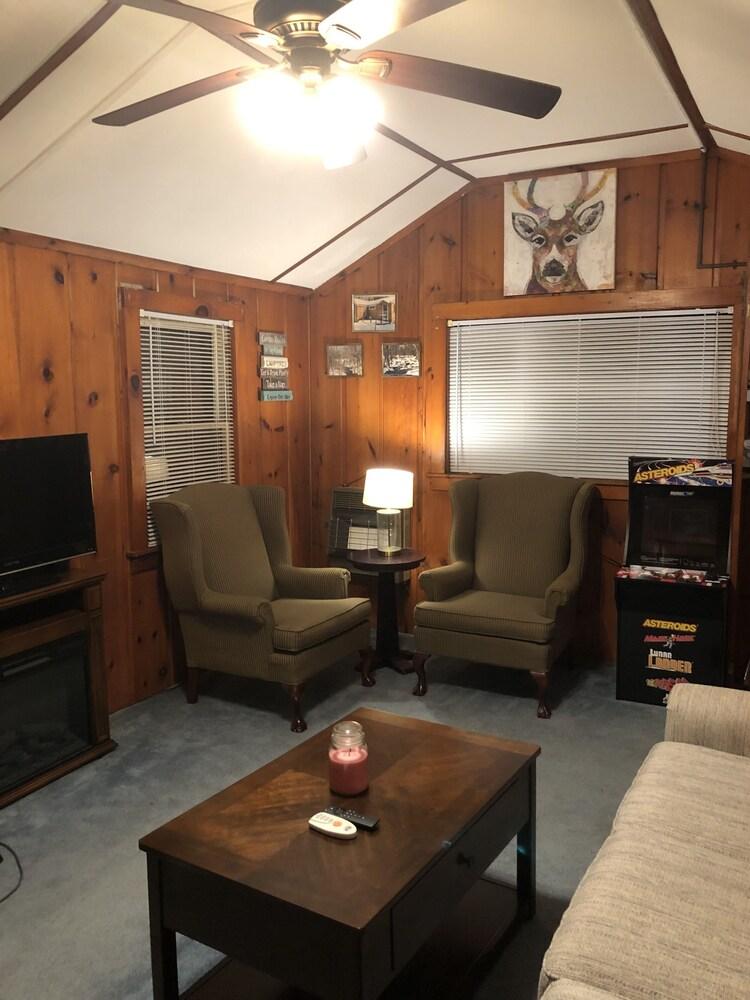 Pet Friendly Cozy Cabin in Smallwood
