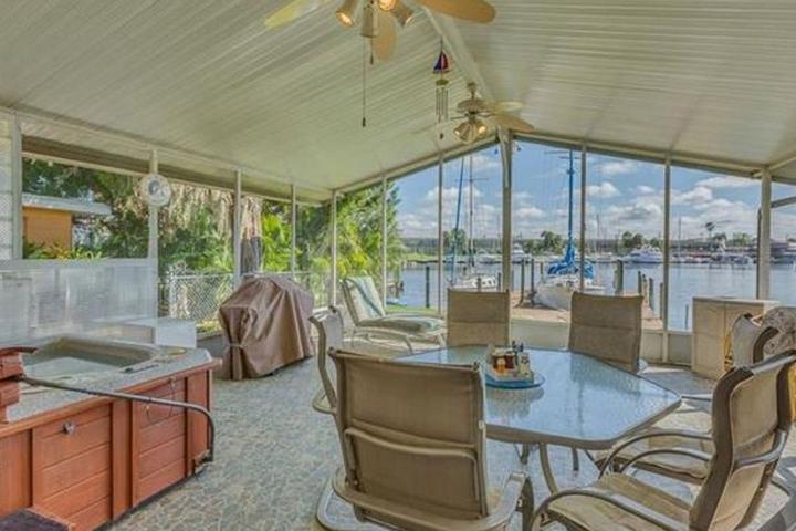Pet Friendly Tropical Waterfront 2/2 with Hot Tub