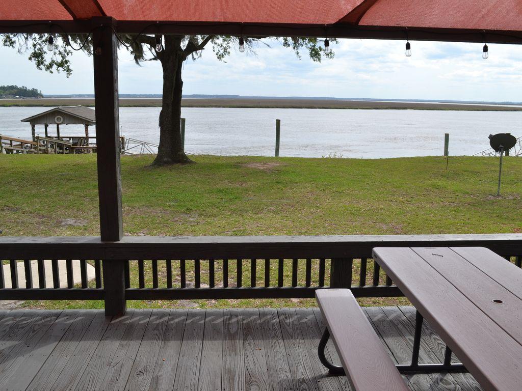 Pet Friendly Waterfront 3/2 House in Midway