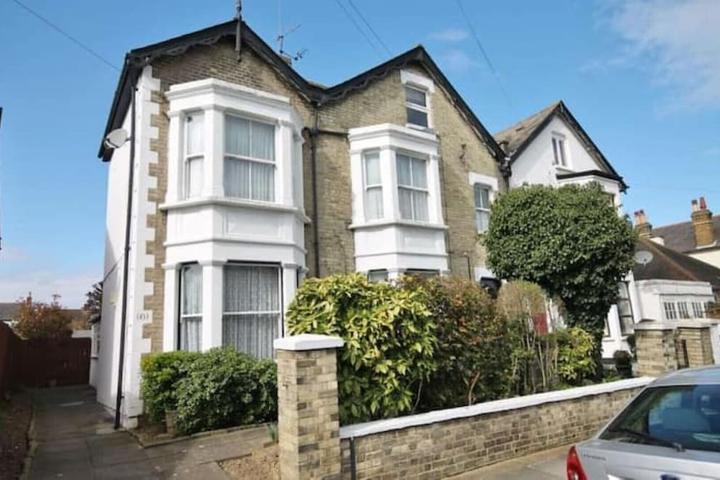 Pet Friendly Large Victorian 4BR Apartment with Garden Studio