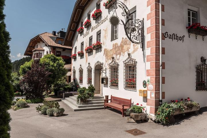 Pet Friendly Hotel Strasserwirt Ansitz Zu Tirol