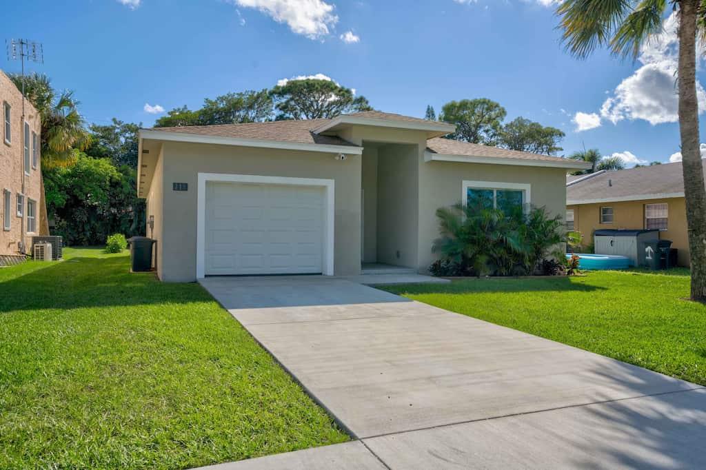 Tropical Jupiter Seascape Pet Policy