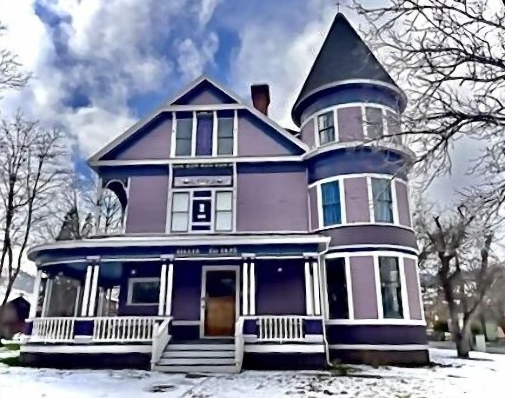 Pet Friendly Victorian Mansion with 2 Kitchens