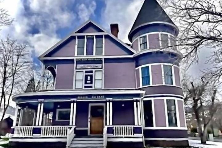 Pet Friendly Victorian Mansion with 2 Kitchens
