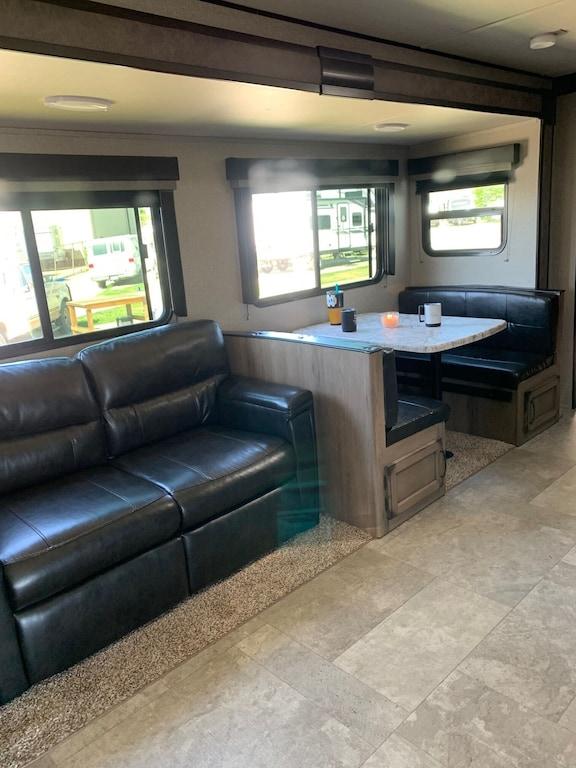 Pet Friendly Secure & Private 2/1 RV for Glamping in Manchaca