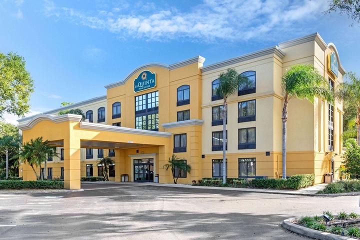 Pet Friendly La Quinta Inn & Suites by Wyndham Tampa North I-75