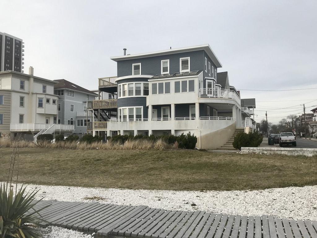 Beach Pad 1 Pet Policy