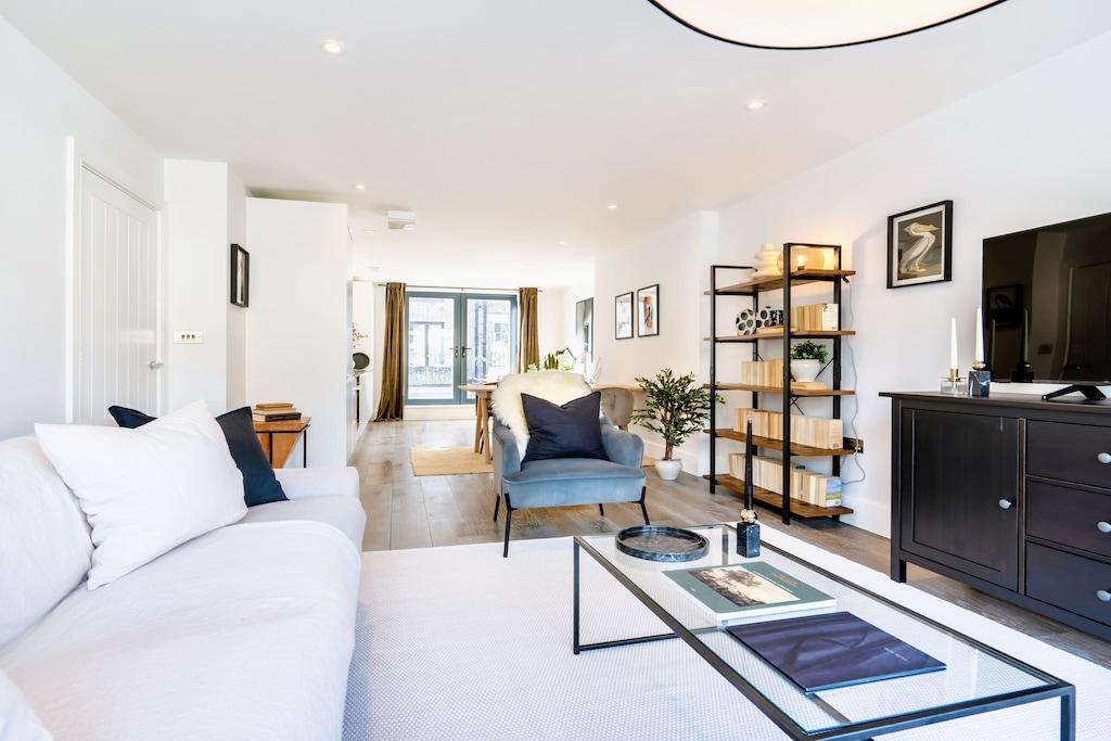 Pet Friendly Luxury 2BR Penthouse with Terrace in Bloomsbury