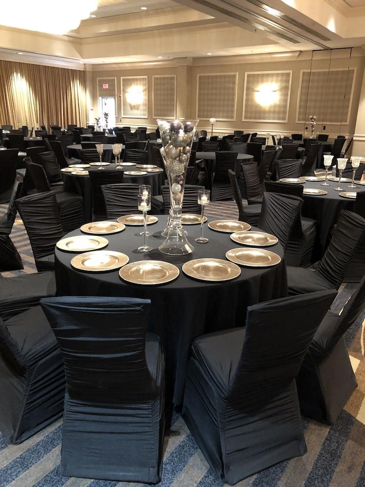 DoubleTree by Hilton Akron Fairlawn Pet Policy