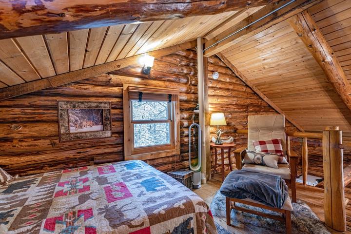 Pet Friendly Private Log Cabin in 10 Acre Forest