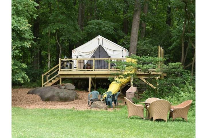 Pet Friendly Philly Glamping Tree House with Hot Tub