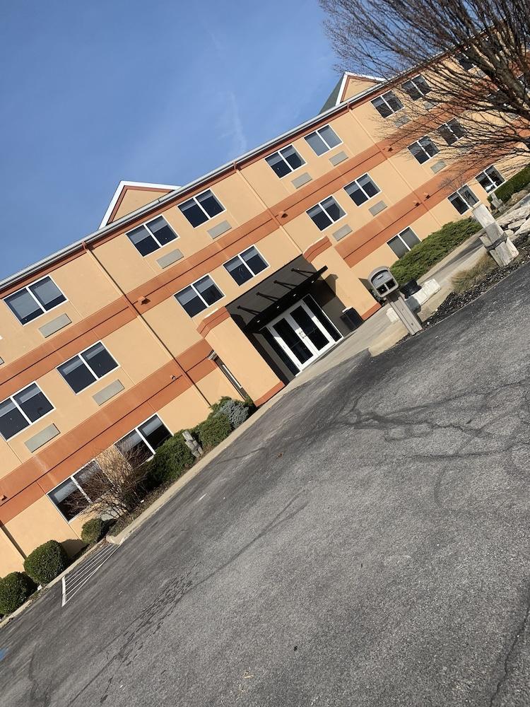 Commodore Perry Inn and Suites Pet Policy