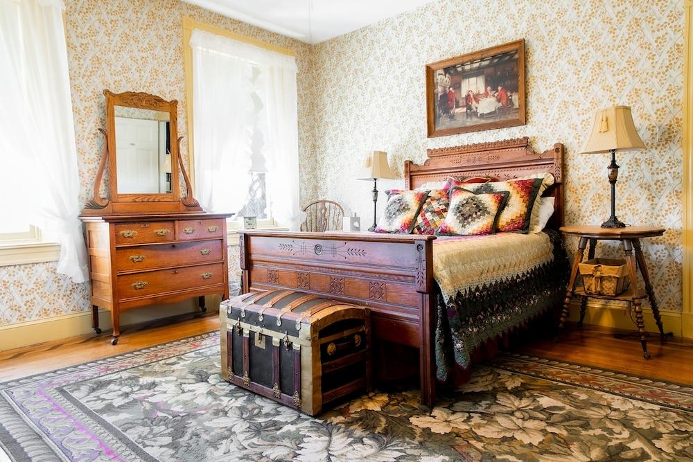 Pet Friendly Emig Mansion