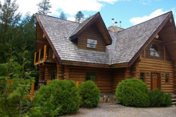 Pet Friendly 4-Bedroom Mountain Log Chalet with Deck & Hot Tub