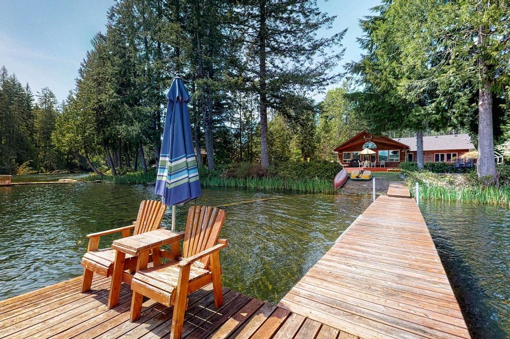 Pet Friendly Waterfront Family-Friendly Home with Dock & Kayaks