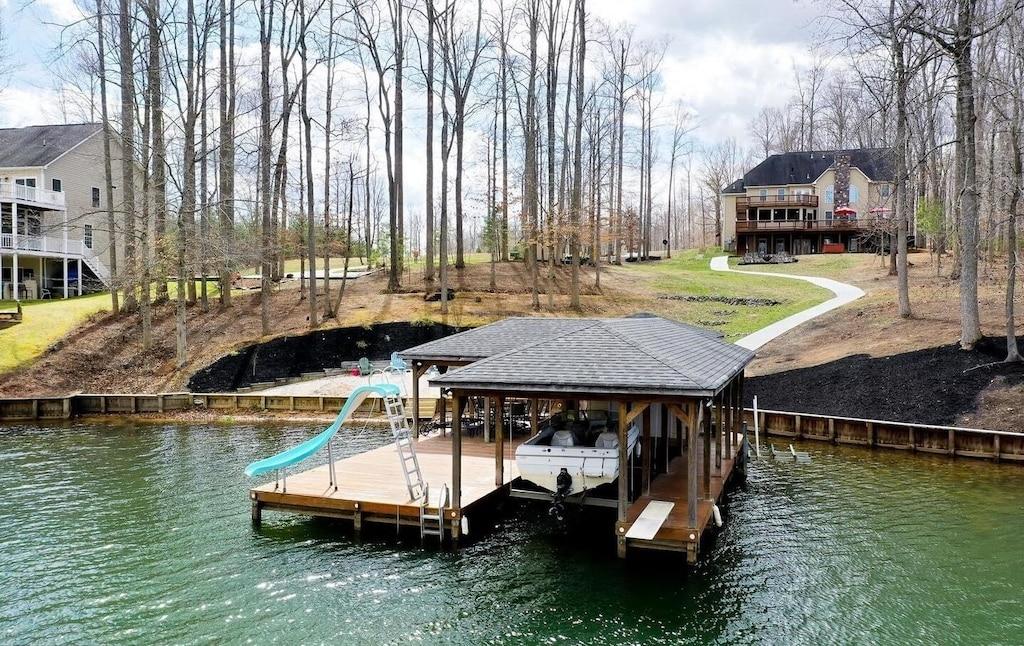 Pet Friendly Waterfront 6BR House With Game Room