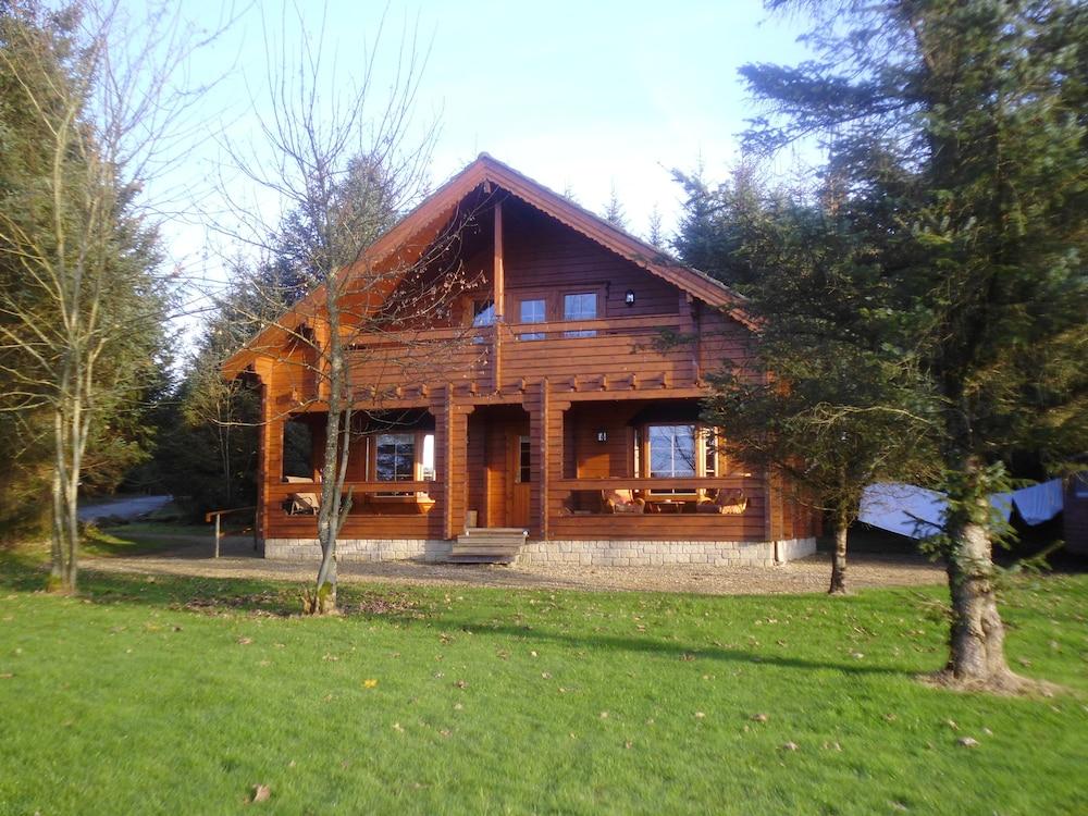 Pet Friendly Luxurious Riverfront Log Cabin in Tranquil Forest