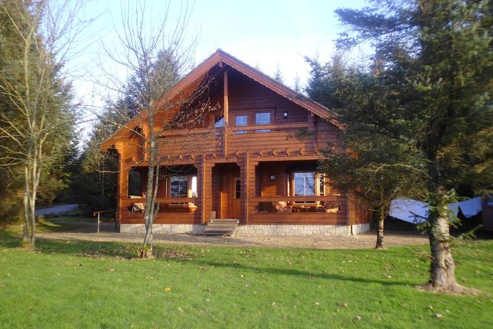 Pet Friendly Luxurious Riverfront Log Cabin in Tranquil Forest