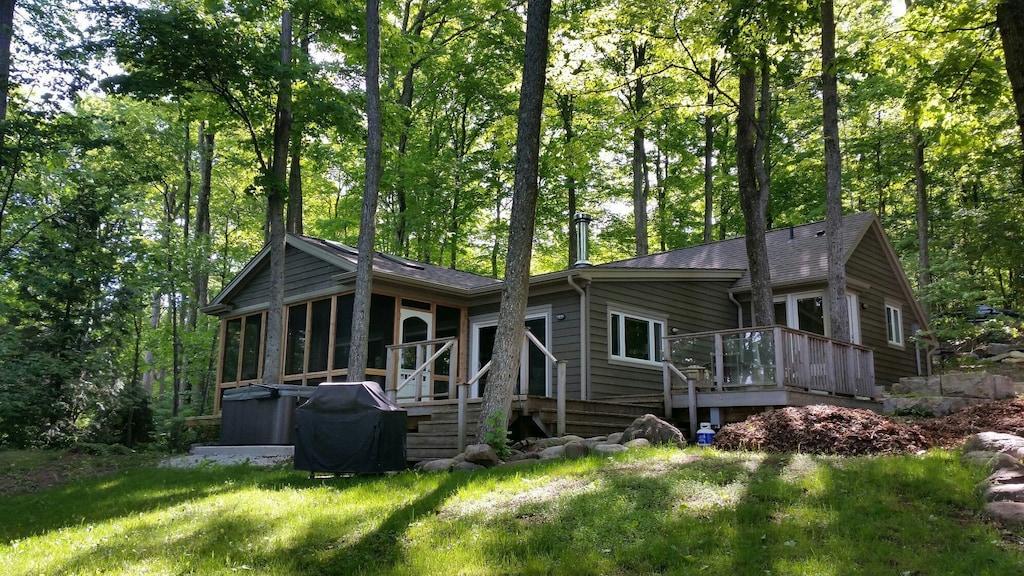 Pet Friendly Lakefront Spectacle in Beaver Valley