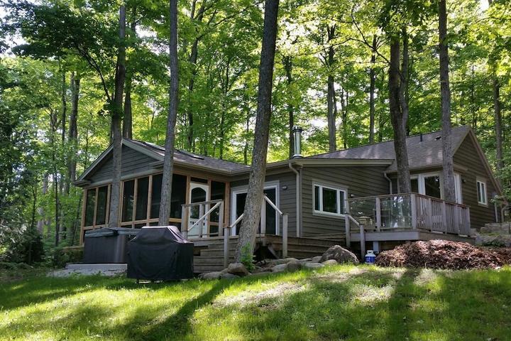 Pet Friendly Lakefront Spectacle in Beaver Valley