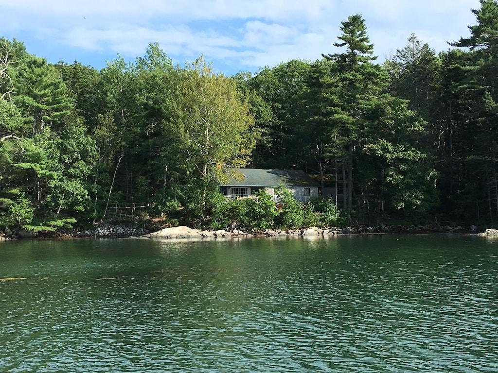 Pet Friendly Waterfront Cottage with Hot Tub & Dock Access