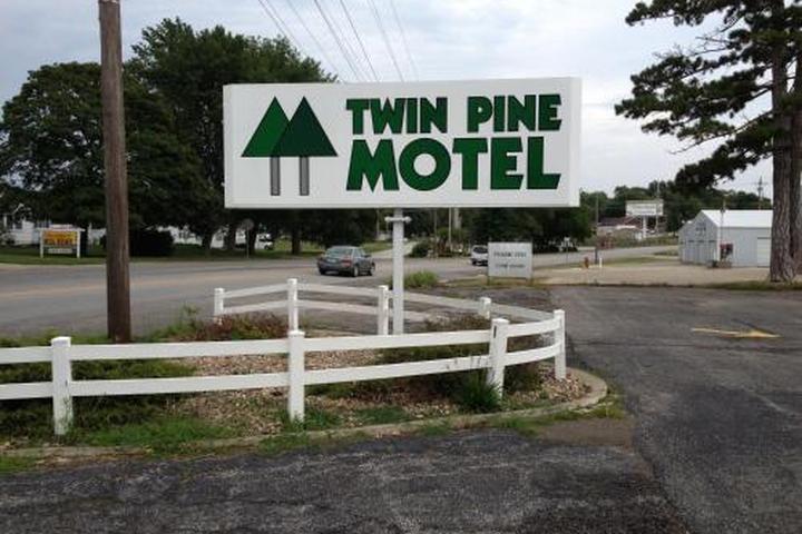 Pet Friendly Twin Pine Motel