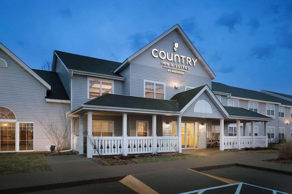 Pet Friendly Country Inn & Suites by Radisson Grinnell IA
