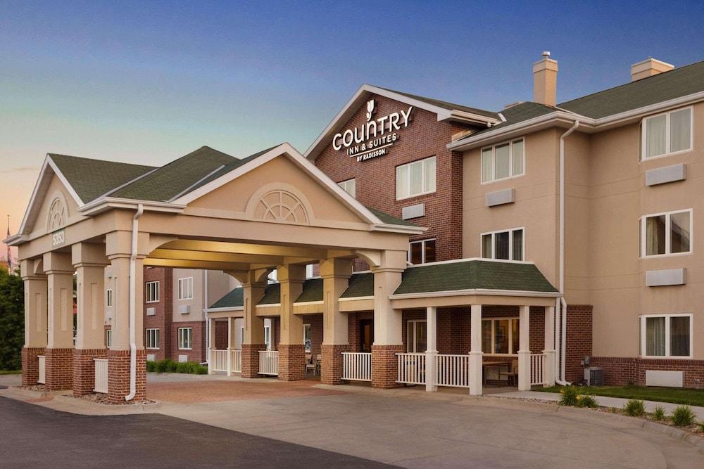 Pet Friendly Country Inn & Suites by Radisson Lincoln North Hotel and Conference Center NE