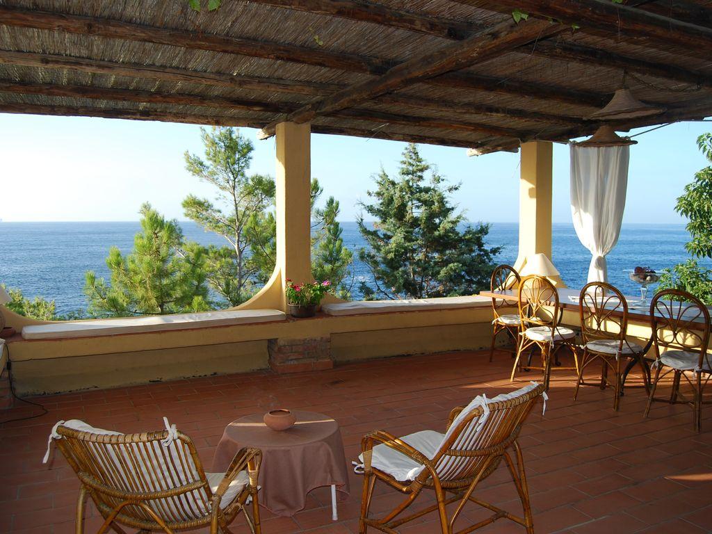 Pet Friendly Villa Overlooking the Sea with Private Access