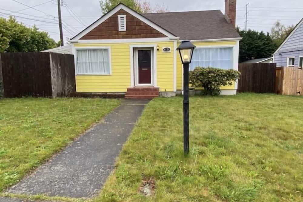 Pet Friendly North End Location with Hot Tub & Fire Pit