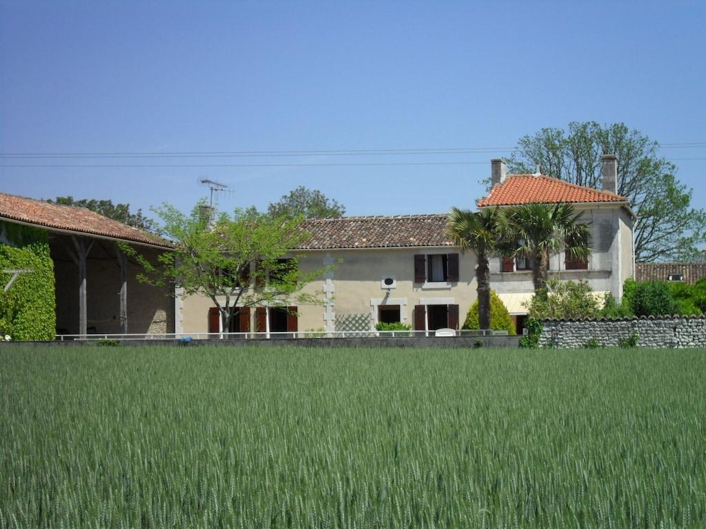 Pet Friendly House with Pool in the Vineyards of Cognac