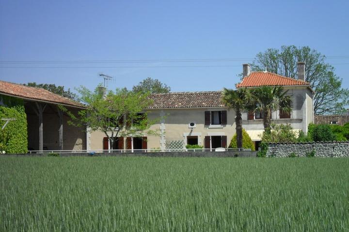 Pet Friendly House with Pool in the Vineyards of Cognac