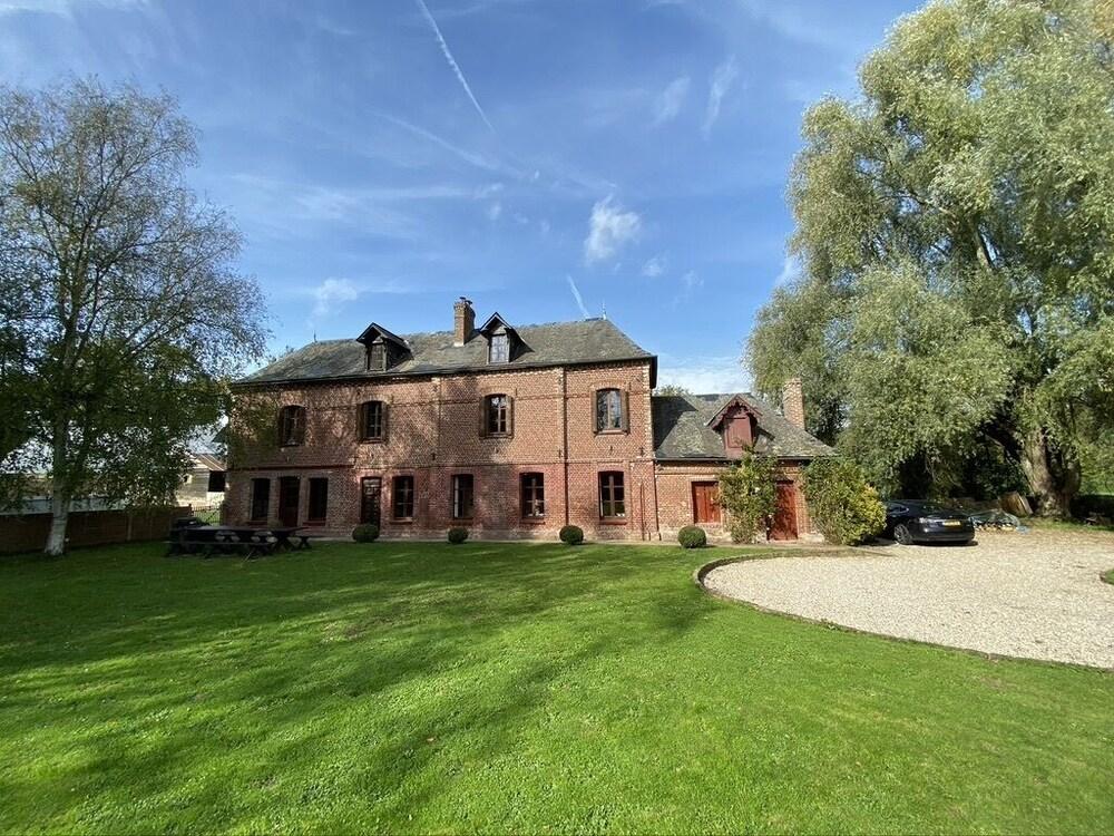 Pet Friendly Stunning 5-Bedroom French Manor