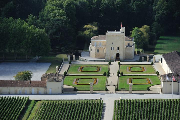 Pet Friendly Château La Tour Carnet - BMagrez Luxury Wine Experience