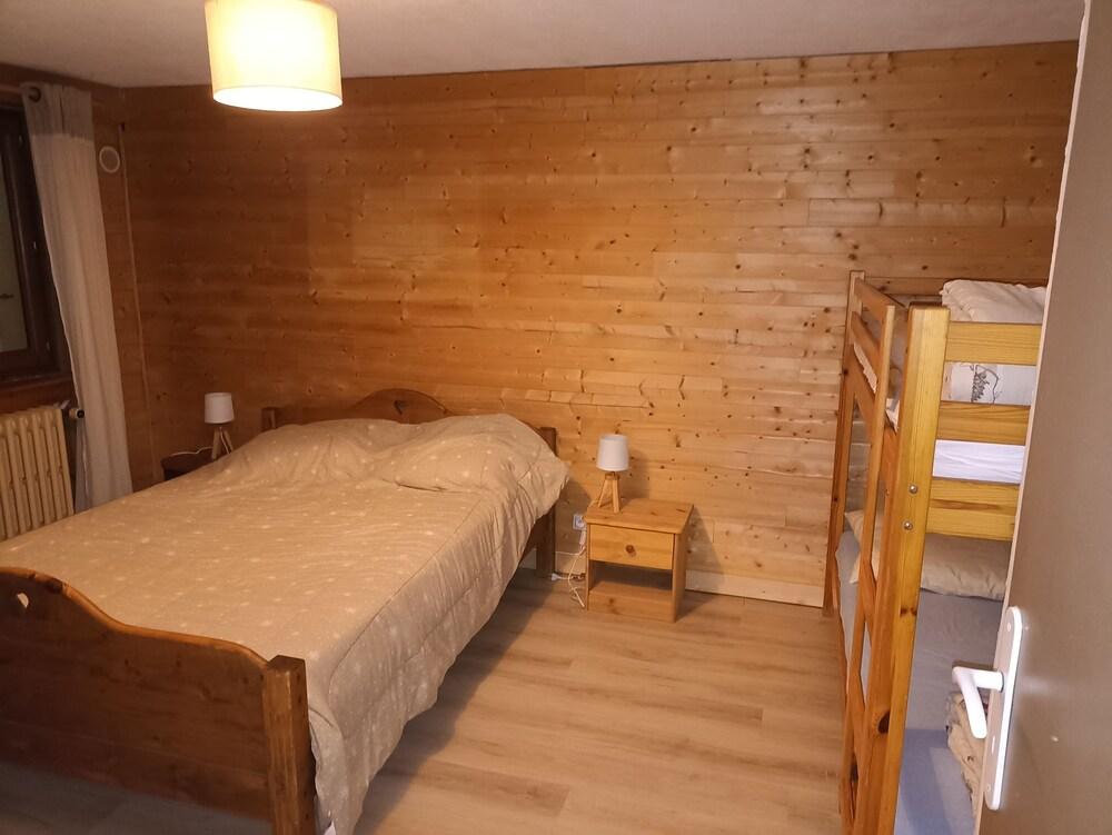 Pet Friendly Apartment for 8/10 People Facing the Track